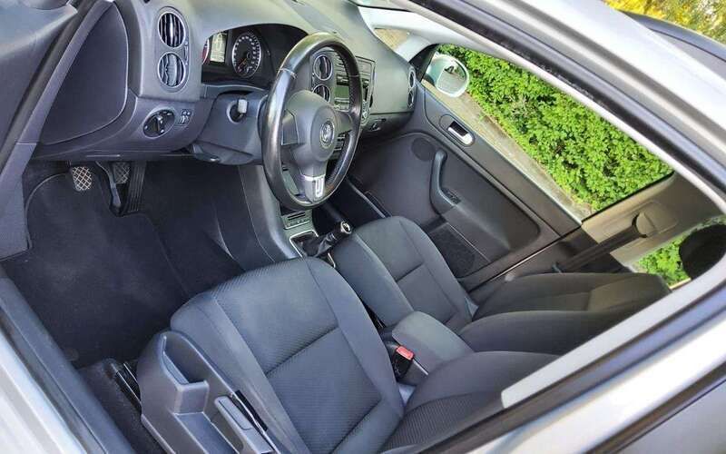 Grau Gebraucht 2011 VW Golf Plus Cross Comfortline Van / Kleinbus | 4.999 € (Fairer Preis) - Bild 1/4