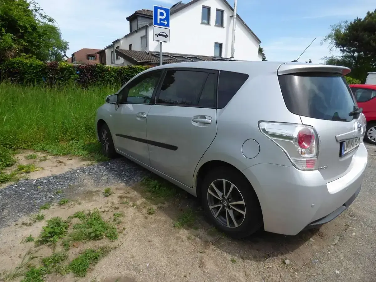 Gebraucht Toyota Verso Life 147 PS (108 kW) 2014 Silber Van / Kleinbus
