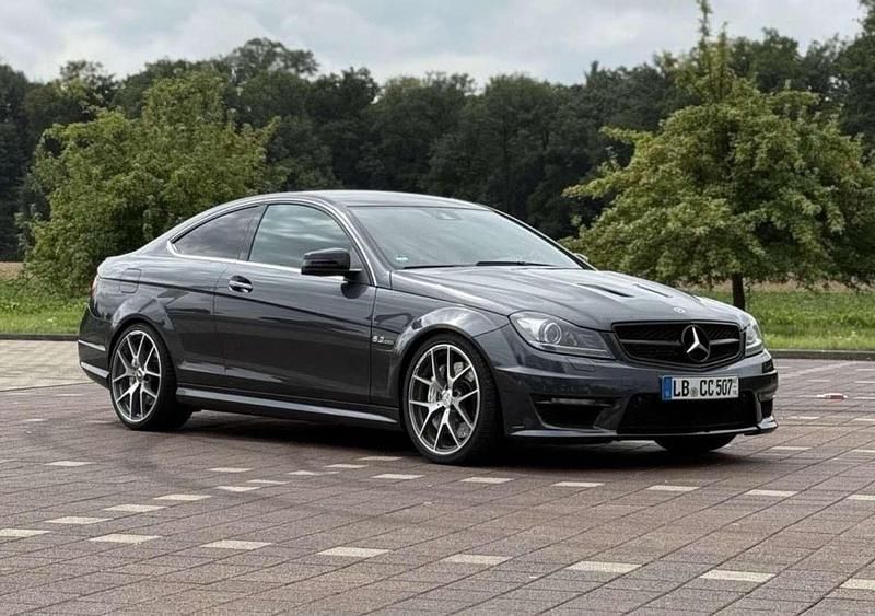Grau Gebraucht 2011 Mercedes C63 AMG AMG Coupé | 41.700 € (Teuer) - Bild 1/4
