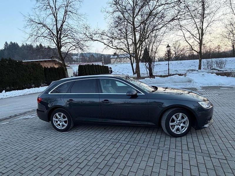 Gebraucht Audi A4 Comfort 150 PS (110 kW) 2017 Grau Kombi