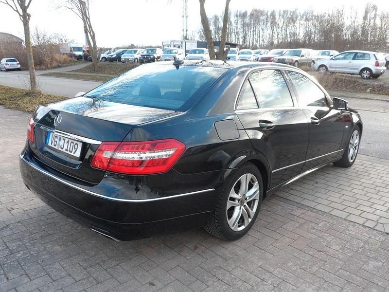Gebraucht Mercedes E200 Avantgarde 136 PS (100 kW) 2011 Schwarz Limousine