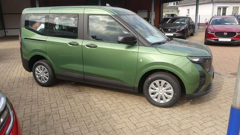 Neu Ford Tourneo Courier Trend 125 PS (91 kW) 2025 Green bursting metallic Van / Kleinbus