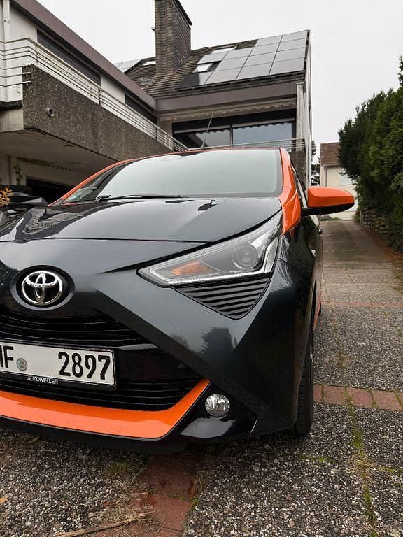 Schwarz Gebraucht 2020 Toyota Aygo Play Kleinwagen | 8.999 € (Guter Preis) - Bild 1/4