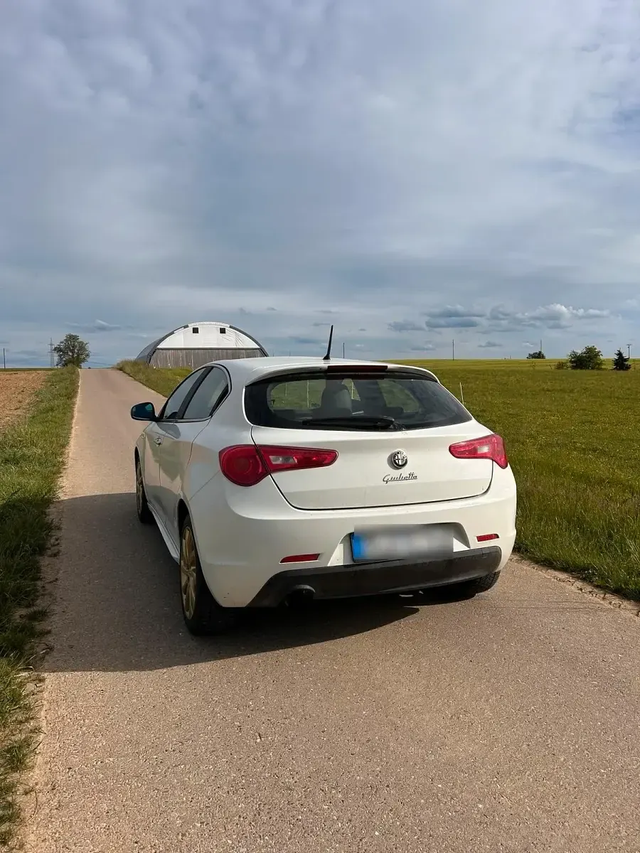Gebraucht Alfa Romeo Giulietta Super 120 PS (88 kW) 2011 Weiß Kleinwagen