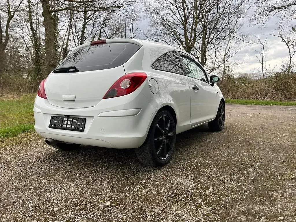 Używany Opel Corsa Selection 69 KM (50 kW) 2012 Biały Hatchback