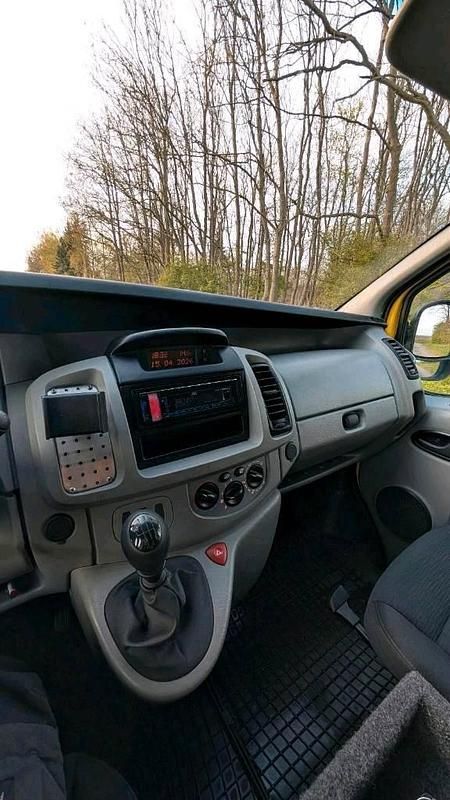 Second-hand Opel Vivaro 101 CP (74 kW) 2004 Galben Monovolum