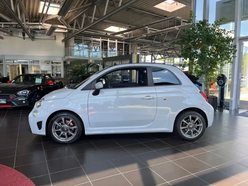 Gebraucht Abarth 595C 145 PS (106 kW) 2022 Grigio cenere/campovolo Cabrio