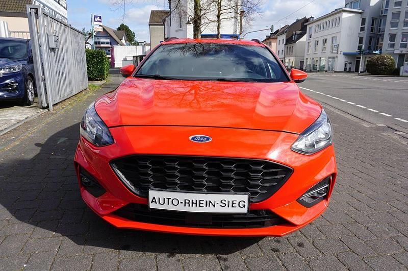 Używany Ford Focus ST-Line 150 KM (110 kW) 2019 Czerwony Sedan/Limuzyna