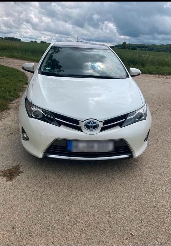 Weiß Gebraucht 2015 Toyota Auris Hybrid Limousine | 13.490 € (Fairer Preis) - Bild 1/4