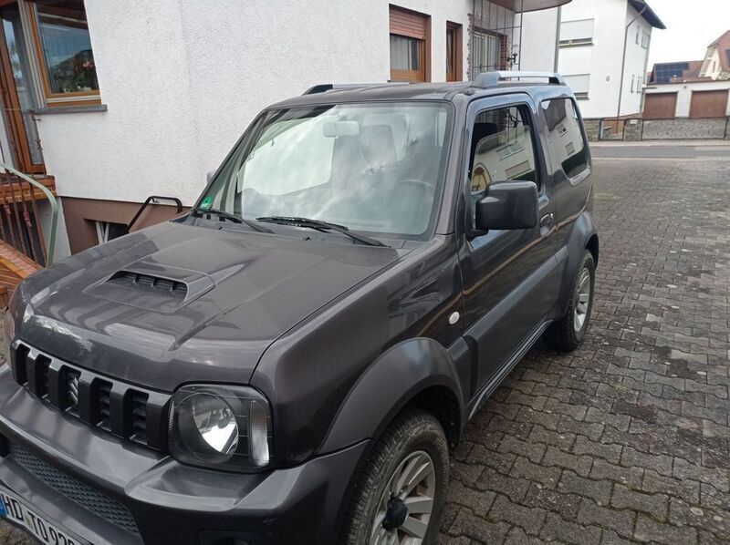 Grau Gebraucht 2013 Suzuki Jimny Club SUV | 9.800 € (Superpreis) - Bild 1/4