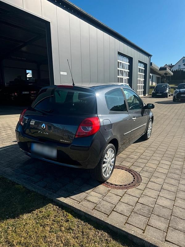 Gebraucht Renault Clio II 104 PS (76 kW) 2007 Grau Kleinwagen