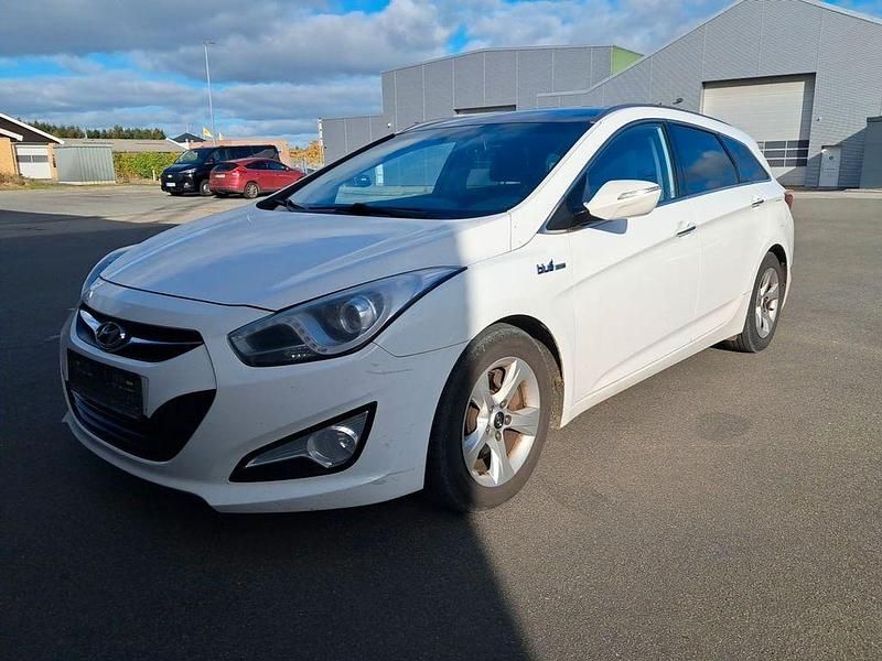 Weiß Gebraucht 2011 Hyundai i40 Style Kombi | 2.800 € - Bild 1/4