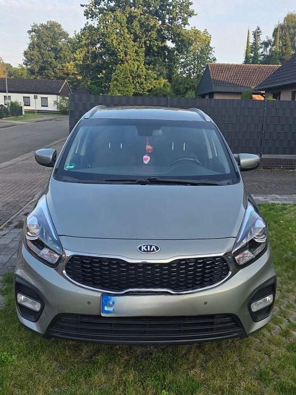 Grau Gebraucht 2017 Kia Carens DREAM-TEAM Edition Van / Kleinbus | 10.199 € (Fairer Preis) - Bild 1/4