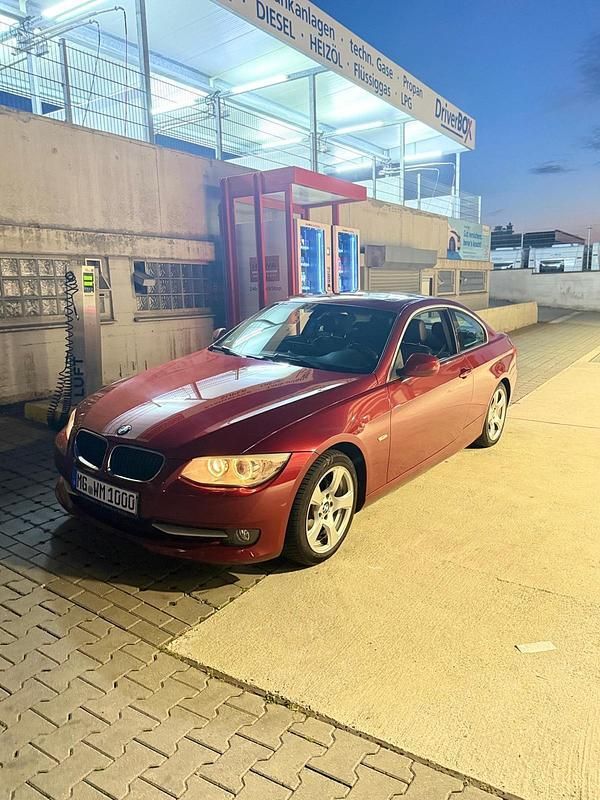 Rot Gebraucht 2011 BMW 320 Coupé | 8.900 € (Fairer Preis) - Bild 1/4