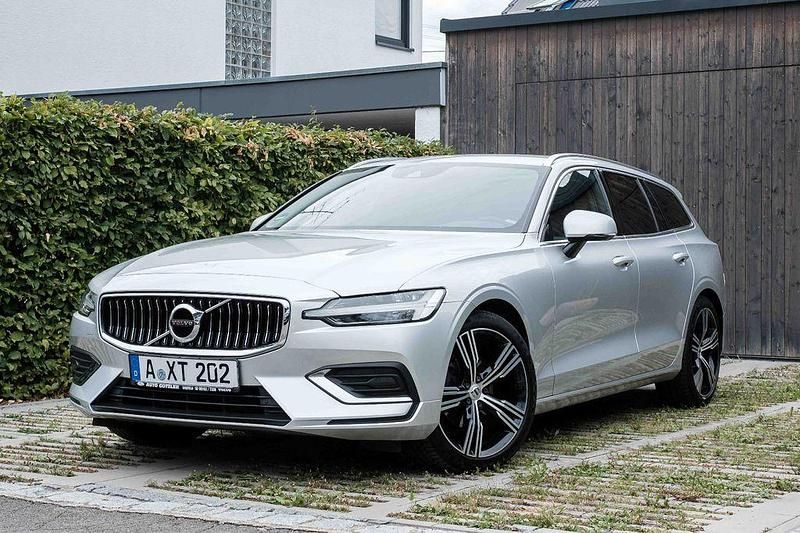 Silber Gebraucht 2018 Volvo V60 Inscription Kombi | 28.800 € (Teuer) - Bild 1/4
