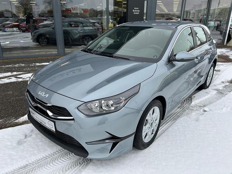 Neu Kia Ceed 101 PS (74 kW) 2026 Silber Kleinwagen