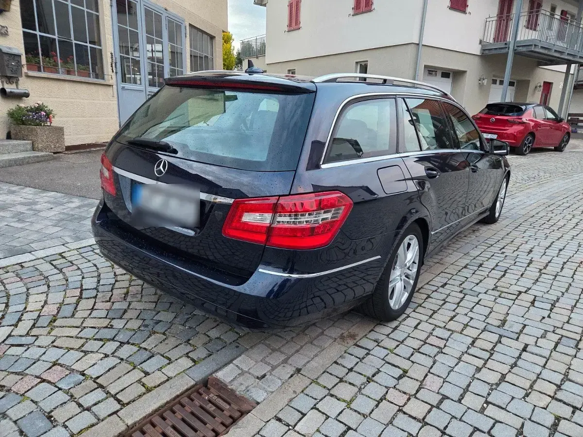 Gebraucht Mercedes E220 Avantgarde 170 PS (125 kW) 2010 Blau Kombi