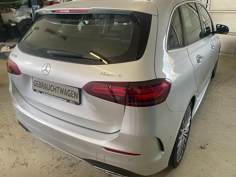 Gebraucht Mercedes B250 224 PS (164 kW) 2022 Silber Van / Kleinbus