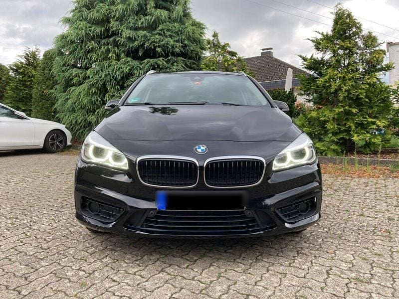 Schwarz Gebraucht 2015 BMW 218 Active Tourer Efficient Dynamics Van / Kleinbus | 9.990 € (Fairer Preis) - Bild 1/4