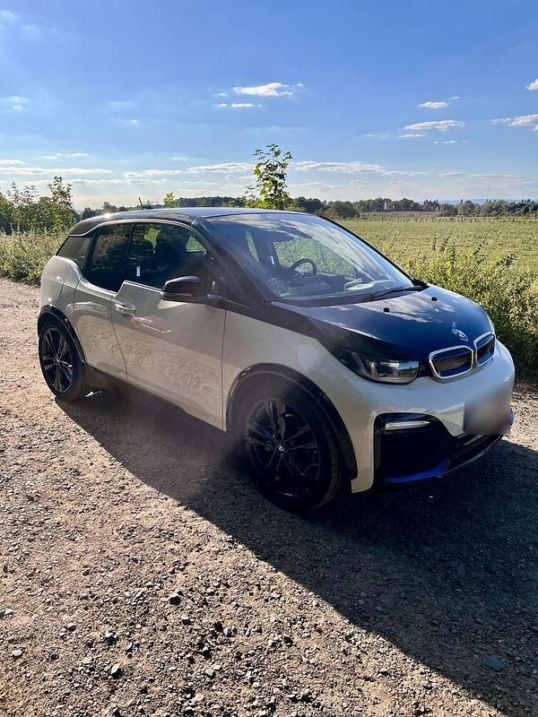Weiß Gebraucht 2021 BMW i3 Performance Kleinwagen | 20.200 € (Guter Preis) - Bild 1/4