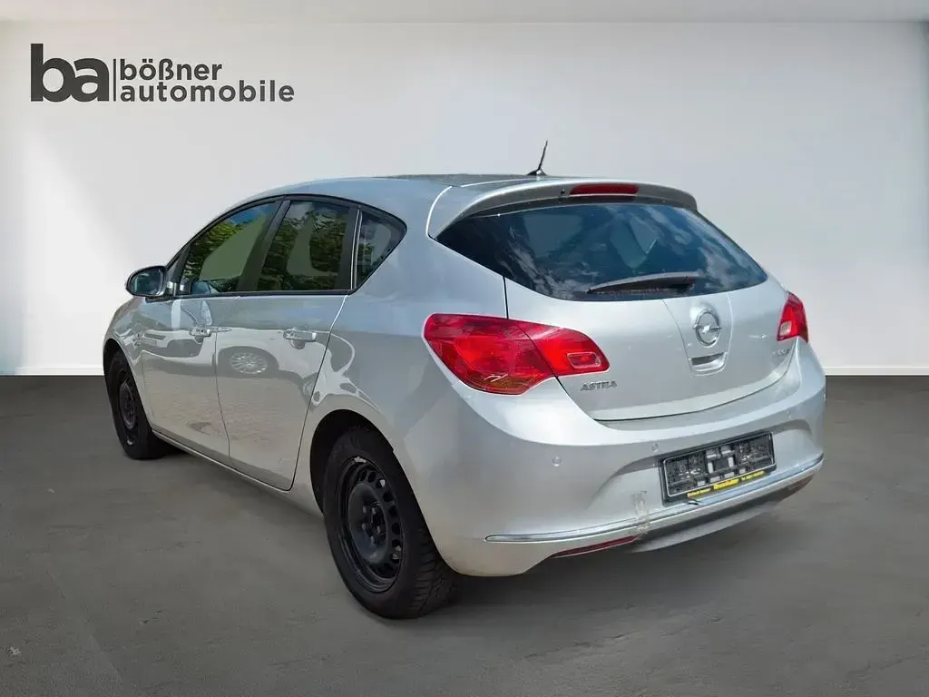 Usata Opel Astra Active 140 CV (102 kW) 2013 Argento Berlina