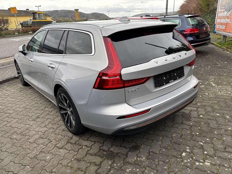 Gebraucht Volvo V60 Core 253 PS (186 kW) 2022 Grau Kombi