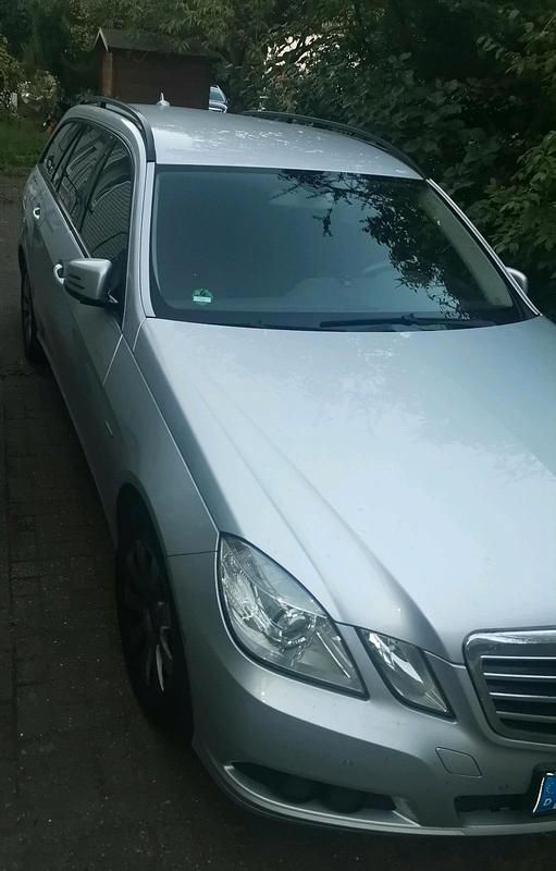 Silber Gebraucht 2010 Mercedes E200 Kombi | 4.350 € (Fairer Preis) - Bild 1/4