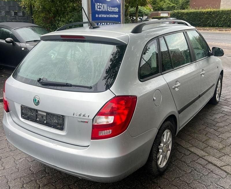 Gebraucht Skoda Fabia Ambiente 90 PS (66 kW) 2012 Grau Kleinwagen