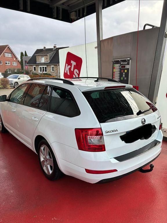 Weiß Gebraucht 2015 Skoda Octavia Limousine | 9.499 € (Fairer Preis) - Bild 1/4