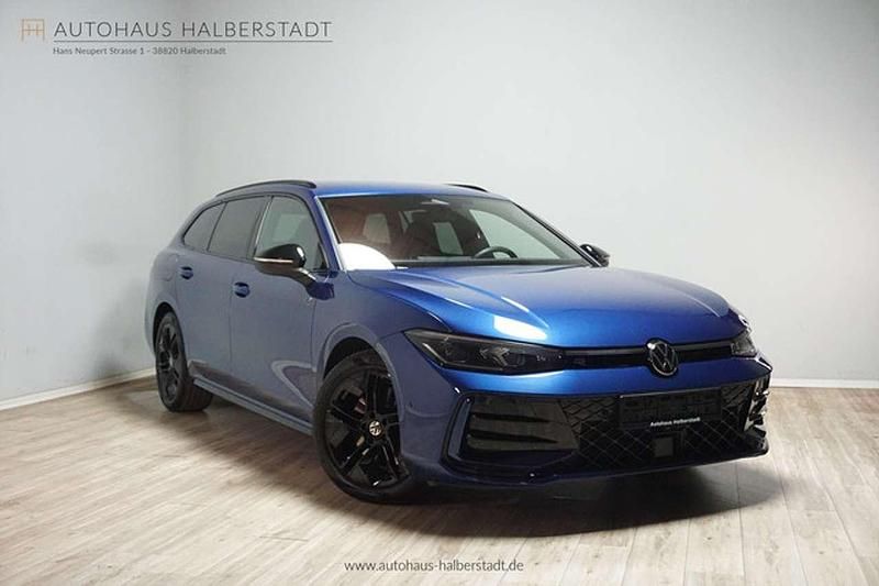 Reef blue metallic (metallic) Gebraucht 2025 VW Passat R-line Kombi | 41.490 € (Etwas zu teuer) - Bild 1/3