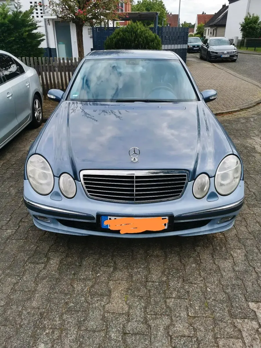 Usado Mercedes E220 150 CV (110 kW) 2003 Azul Berlina