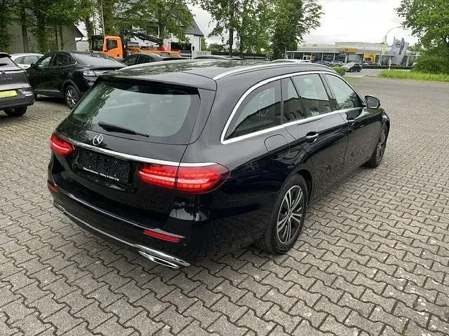 Gebraucht Mercedes E220 Avantgarde 200 PS (147 kW) 2022 Schwarz Limousine