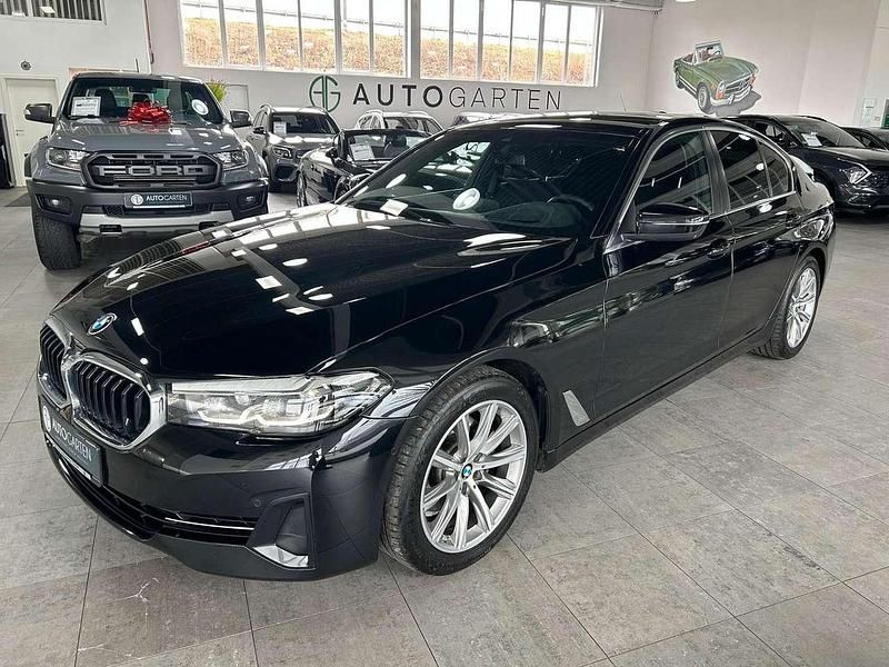 Black sapphire metallic Gebraucht 2020 BMW 520 Performance Limousine | 28.950 € (Fairer Preis) - Bild 1/4