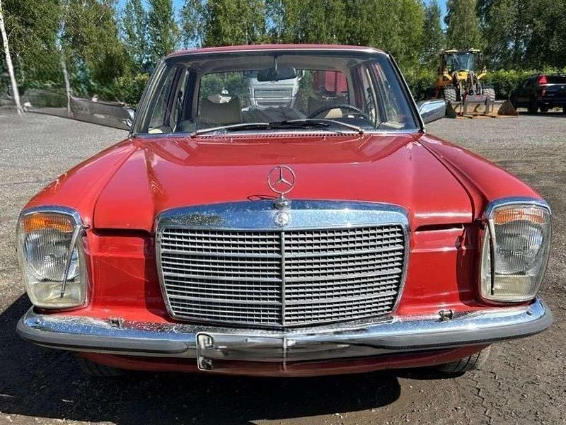 Rot Gebraucht 1975 Mercedes 200 Limousine | 13.999 € - Bild 1/4