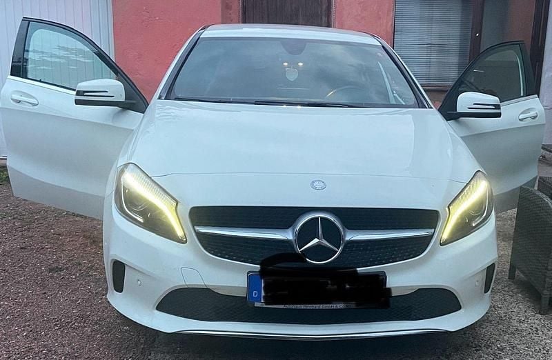 Weiß Gebraucht 2016 Mercedes A180 Limousine | 13.199 € (Guter Preis) - Bild 1/4