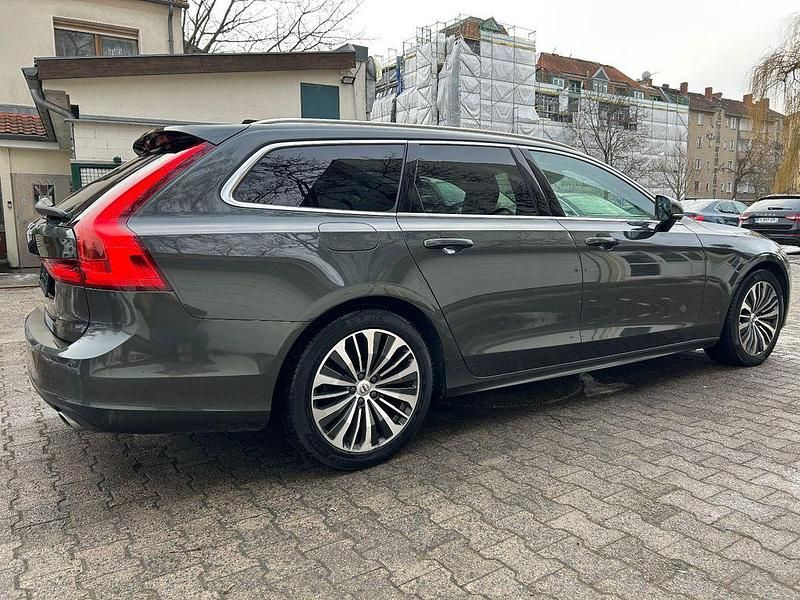 Gebraucht Volvo V90 Momentum 150 PS (110 kW) 2020 Grau Kombi