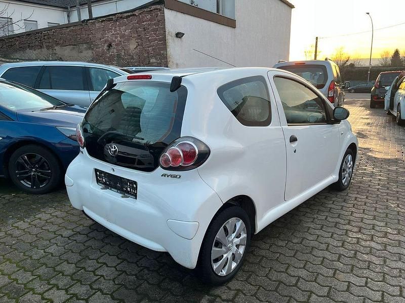 Gebraucht Toyota Aygo Basis 68 PS (50 kW) 2013 Weiß Kleinwagen