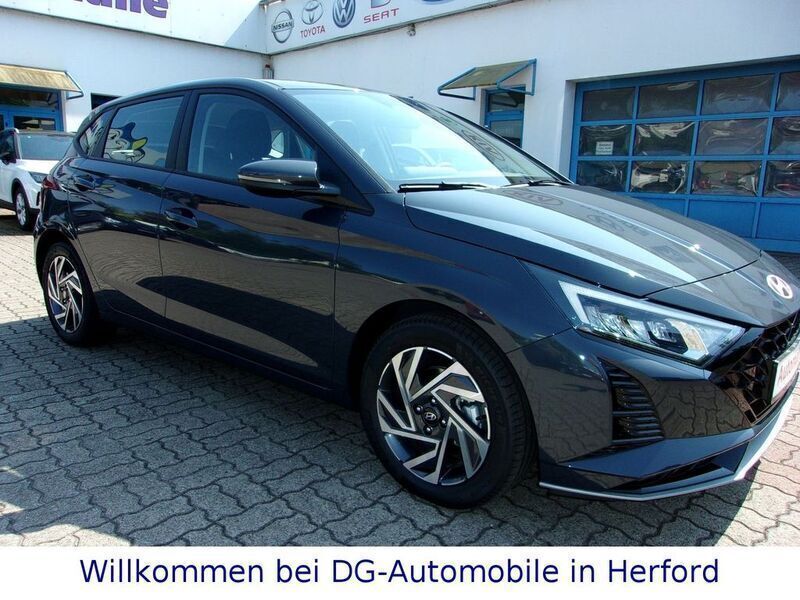 Grau Neu 2024 Hyundai i20 Trend Limousine | 22.490 € (Fairer Preis) - Bild 1/4