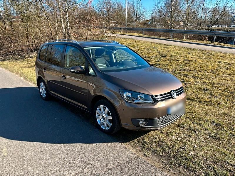 Braun Gebraucht 2014 VW Touran Van / Kleinbus | 10.200 € (Etwas zu teuer) - Bild 1/4
