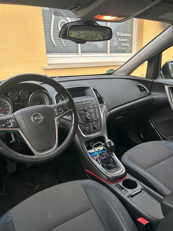 Gebraucht Opel Astra 140 PS (102 kW) 2011 Schwarz Kombi