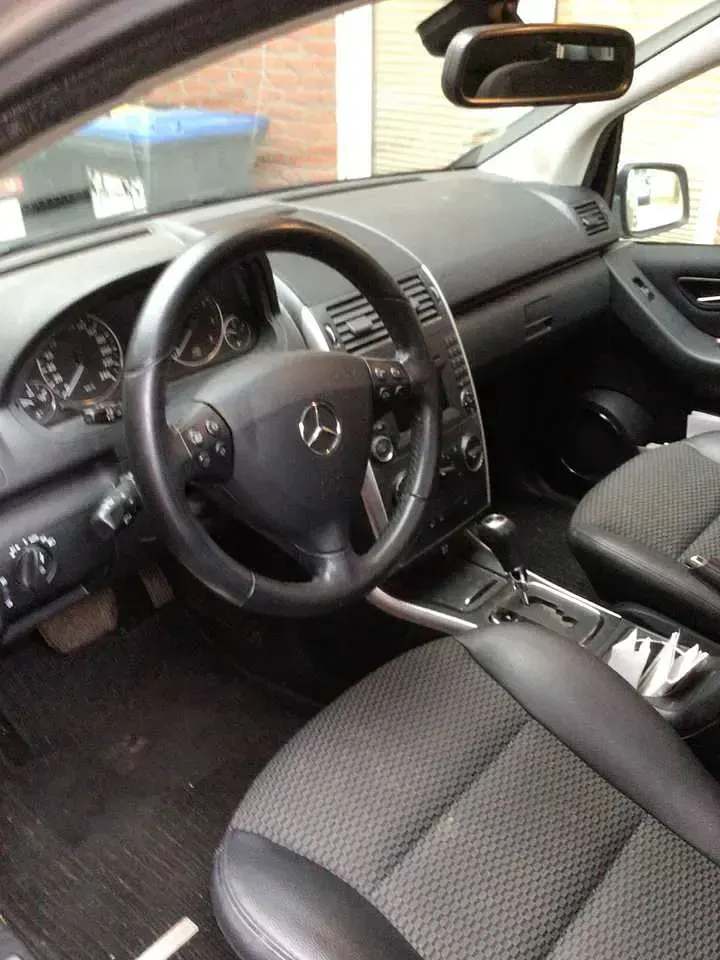 Gebraucht Mercedes A180 Avantgarde 116 PS (85 kW) 2010 Silber Limousine