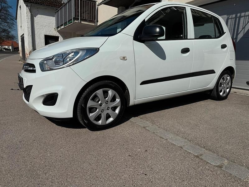 Gebraucht Hyundai i10 Edition 69 PS (50 kW) 2013 Weiß Kleinwagen