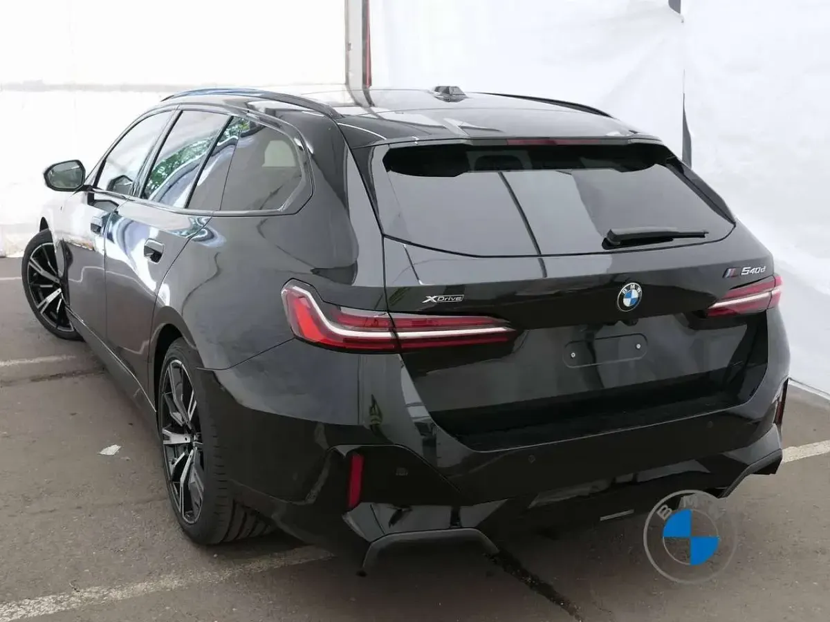 Gebraucht BMW 540 M Sport 303 PS (222 kW) 2025 Black sapphire Kombi