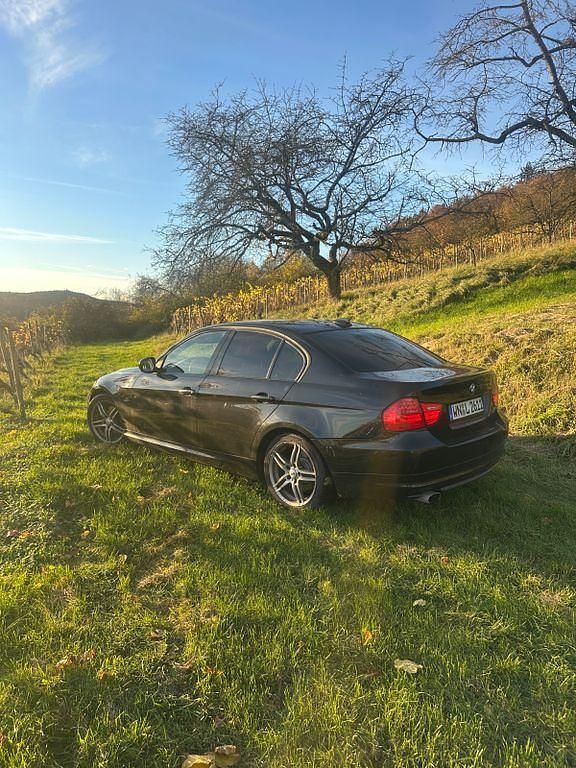 Schwarz Gebraucht 2011 BMW 320 Efficient Dynamics Limousine | 6.490 € (Fairer Preis) - Bild 1/4
