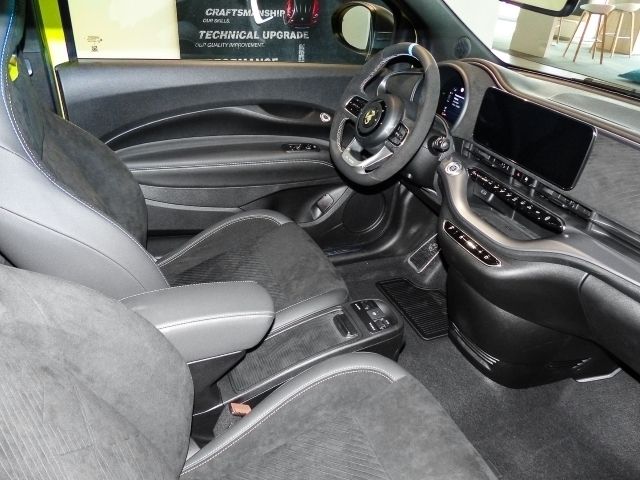 Gebraucht Abarth 500e Scorpionissima 114 kW (155 PS) 2023 Acid green Kleinwagen