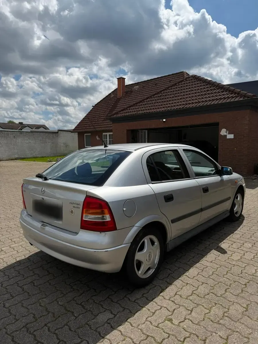 Gebraucht Opel Astra 101 PS (74 kW) 1998 Silber Limousine