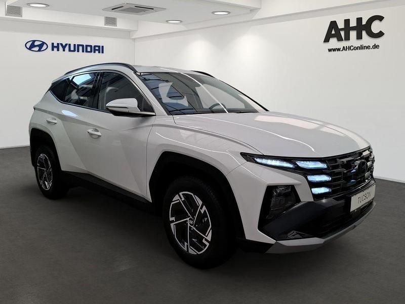 Neu Hyundai Tucson Select 239 PS (175 kW) 2025 Atlas white SUV