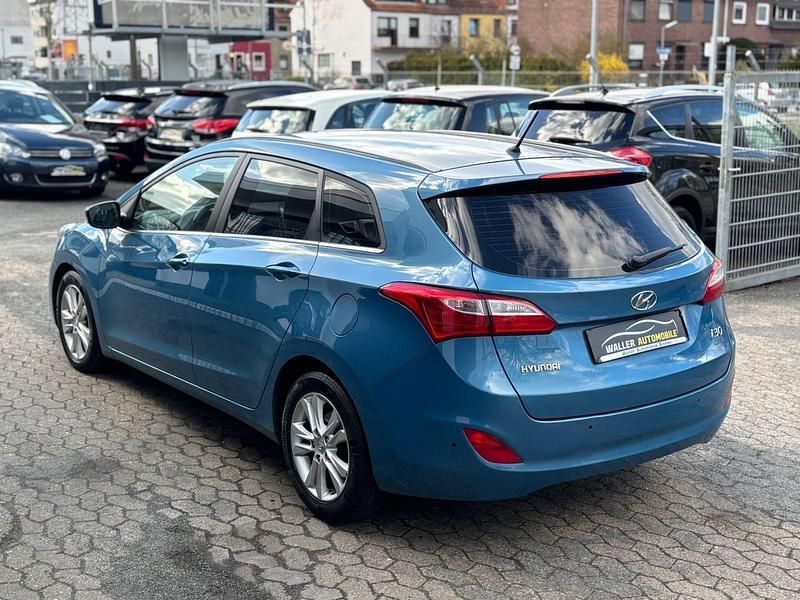 Gebraucht Hyundai i30 110 PS (80 kW) 2012 Blau Kombi