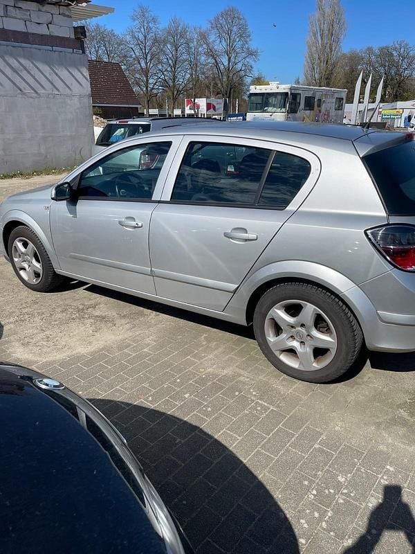 Gebraucht Opel Astra 90 PS (66 kW) 2007 Silber Limousine