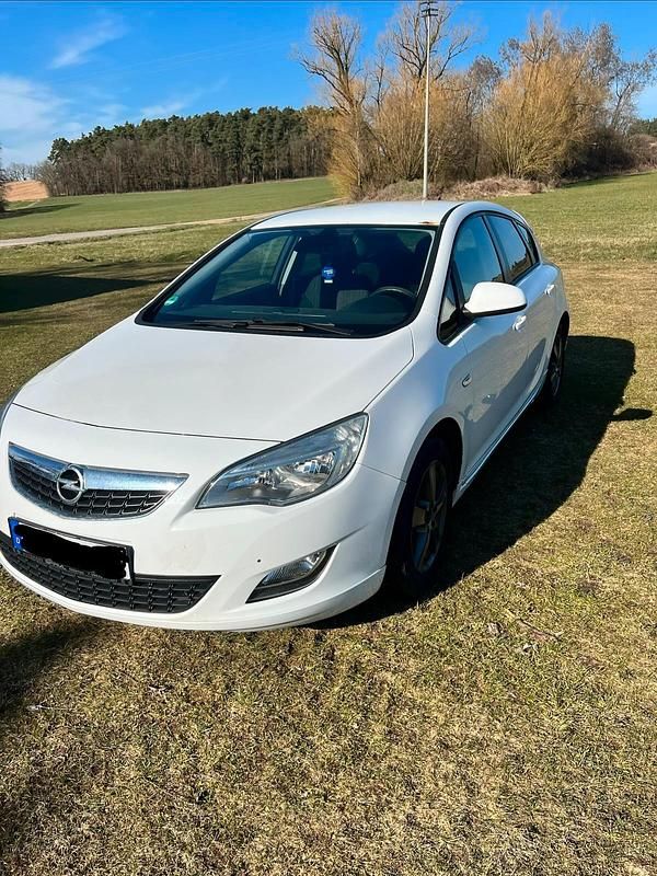 Gebraucht Opel Astra 140 PS (102 kW) 2012 Weiß Limousine